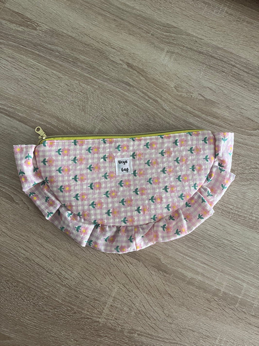 Cartera de mano rosa con flores